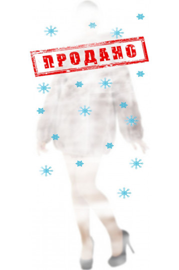 Короткая шуба из мутона карамельного цвета с песцовым капюшоном